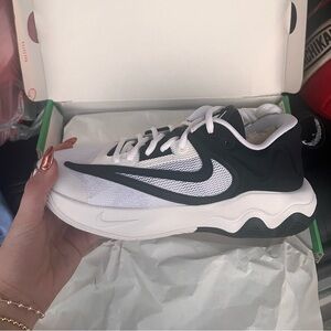 brand new black and white giannis immortality 3